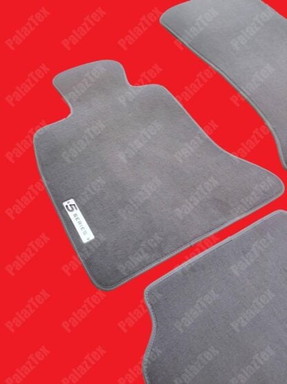 logolu bmw f10 gri velur halı paspas