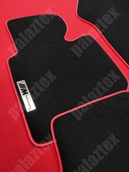 bmw e36 cabrio logolu kırmızı kenarlı velur halı paspas