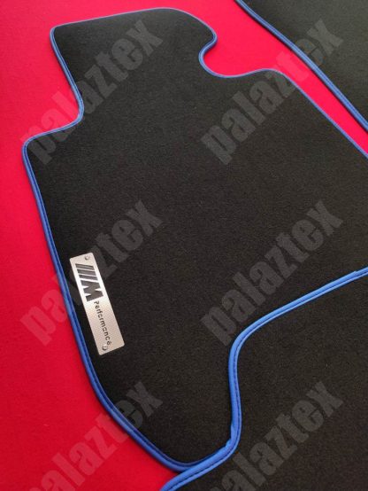 bmw f30 m logolu mavi kenarlı velur halı paspas