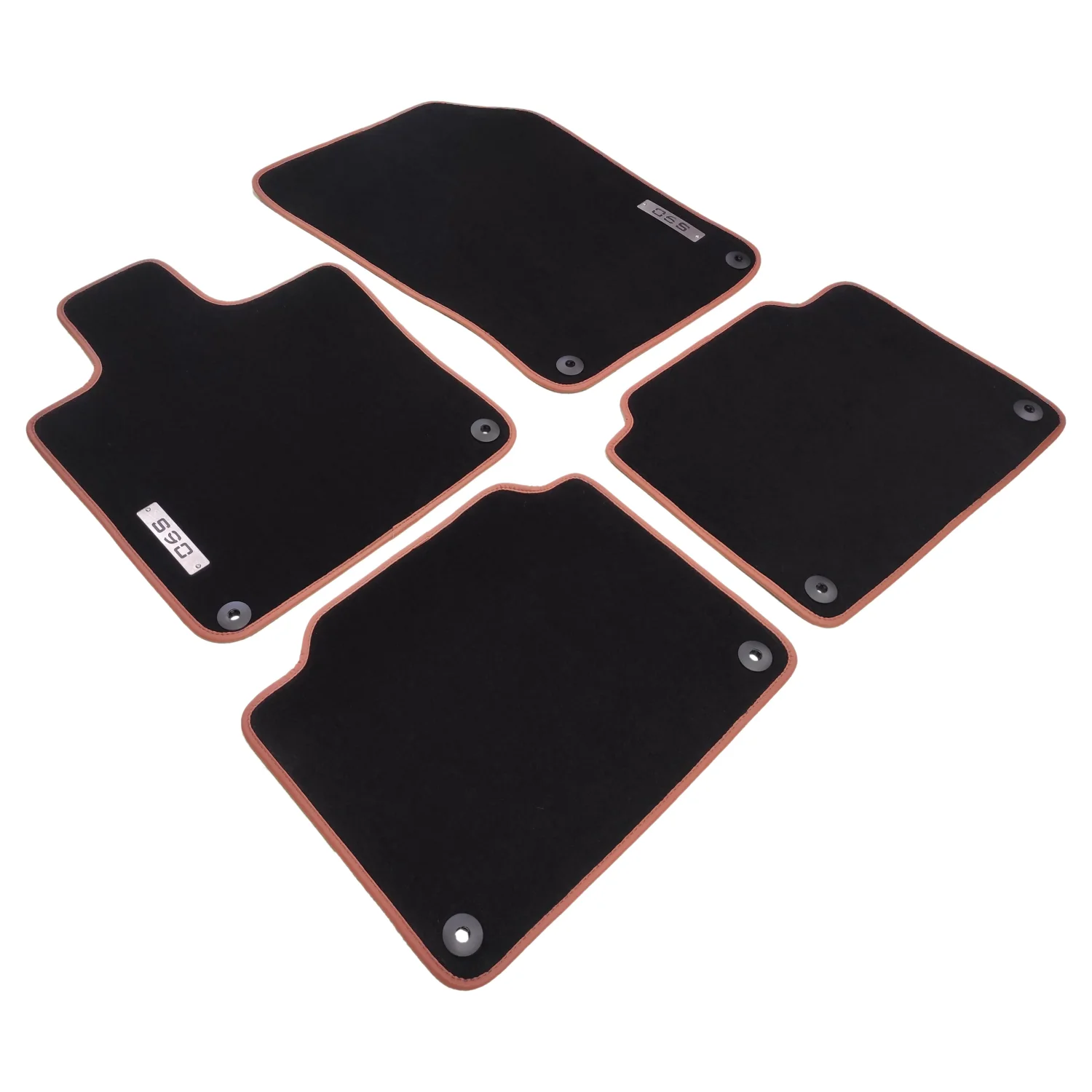 Yeni nesil Volvo S90 için taba rengi deri kenar detaylı siyah velur halı paspas takımı. Aracın iç mekanına lüks bir görünüm katan metal logolu özel tasarım.