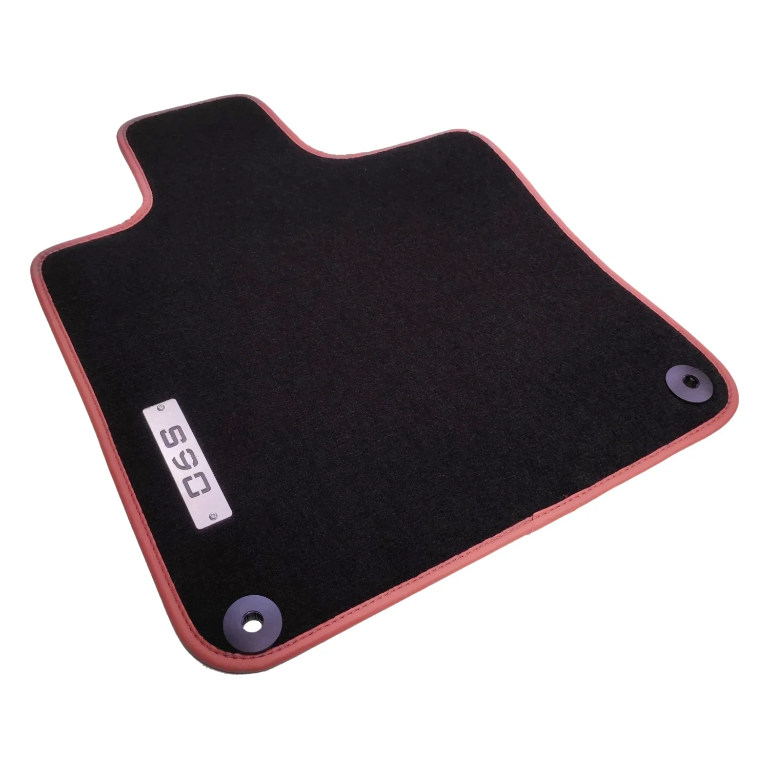 Volvo S90 ile tam uyumlu, taba rengi biye şeritli siyah paspasın detaylı görünümü. Sabitleme delikleri ve paslanmaz metal S90 logosu vurgulanmıştır.